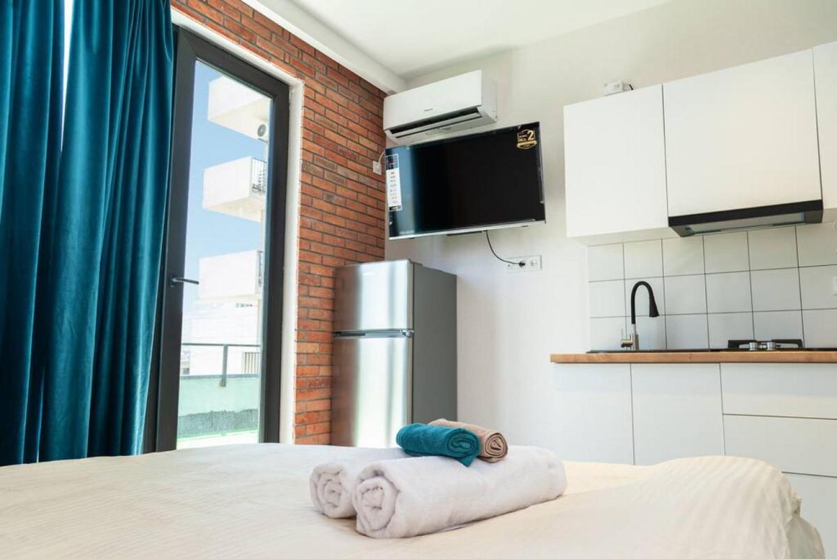 Epic 1 Bed unit-Huge Balcony area - Housity