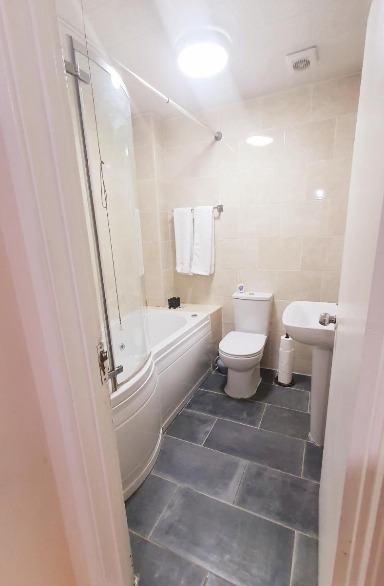 1 Bedroom Apartment close to Slough Train Station - Housity