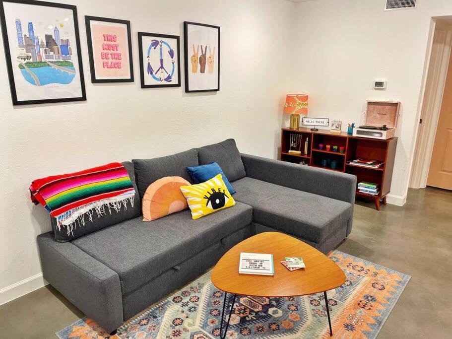 Instagrammable Condo Walkable to All in Austin! - Housity