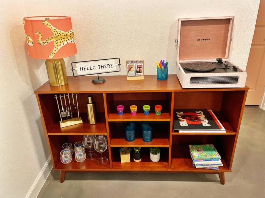 Instagrammable Condo Walkable to All in Austin! - Housity