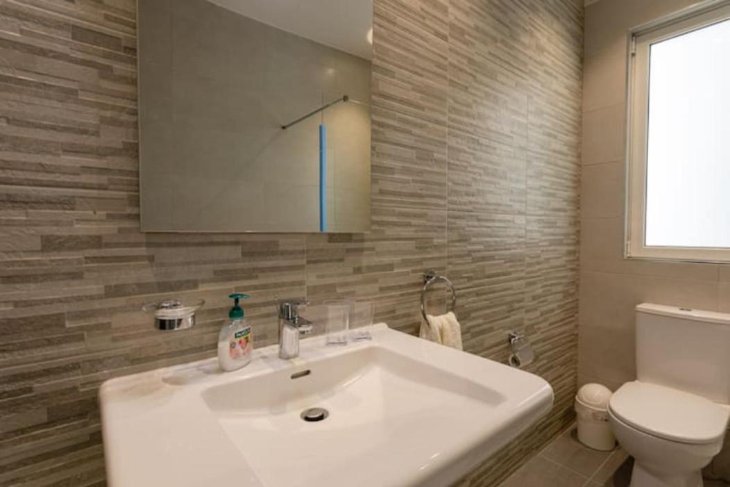Suitetrails - Luxury Central Hilltop Apartment With Great Views