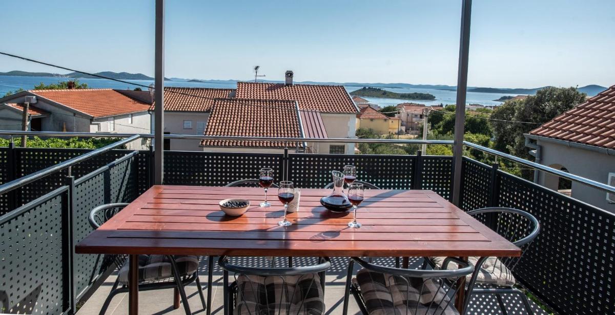 Apartments with parking space Pakostane, Biograd - 18979 - Housity