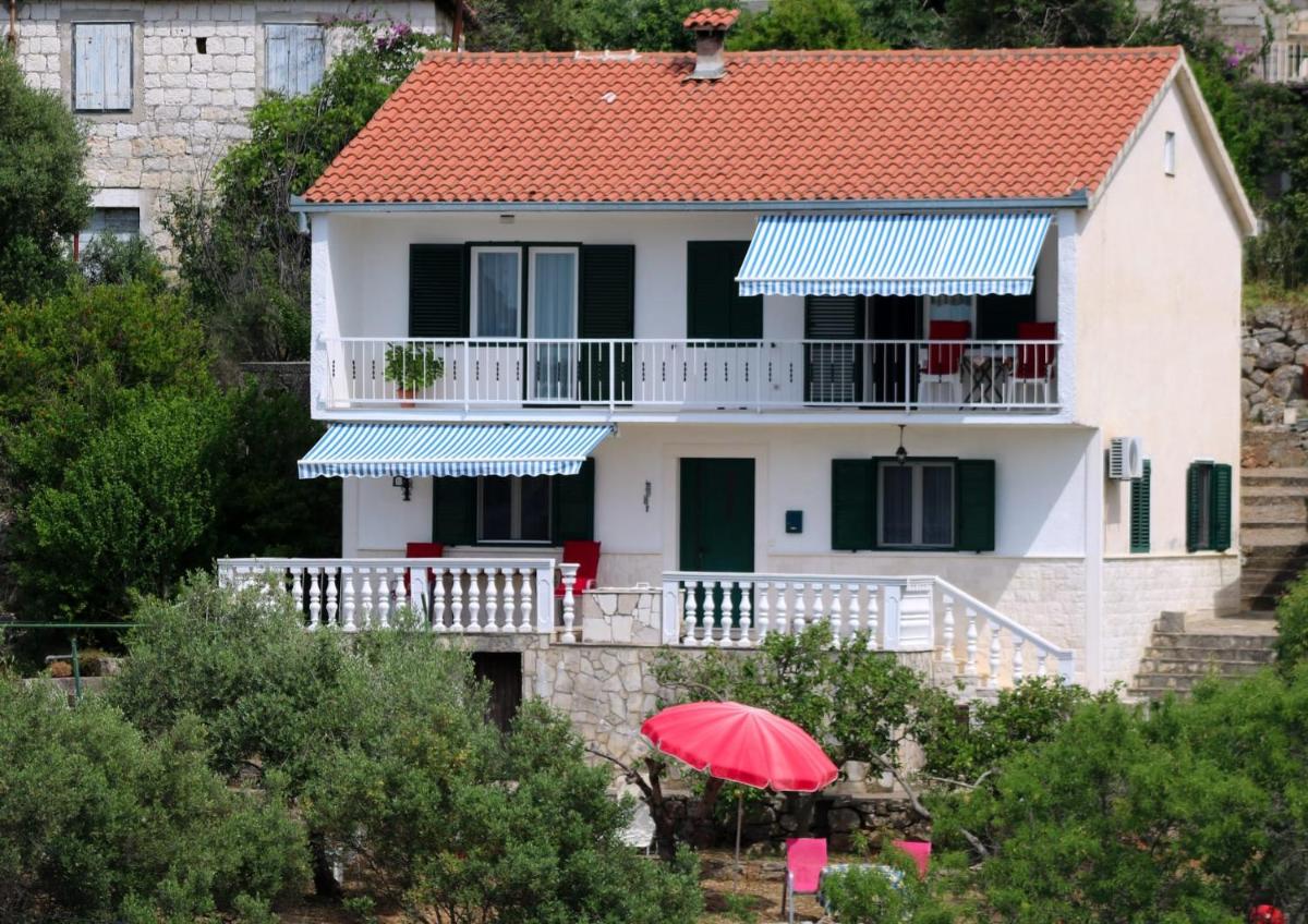 Apartments by the sea Drvenik Veliki, Drvenik - 19229 - Housity