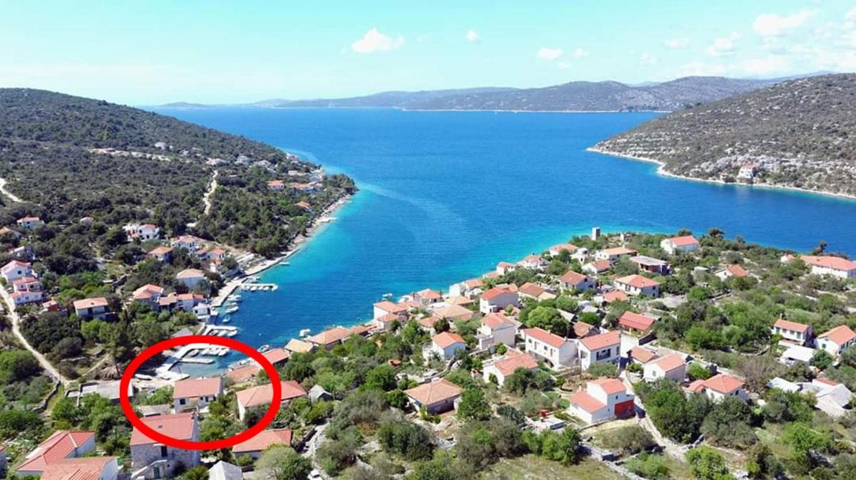 Apartments by the sea Drvenik Veliki, Drvenik - 19229 - Housity