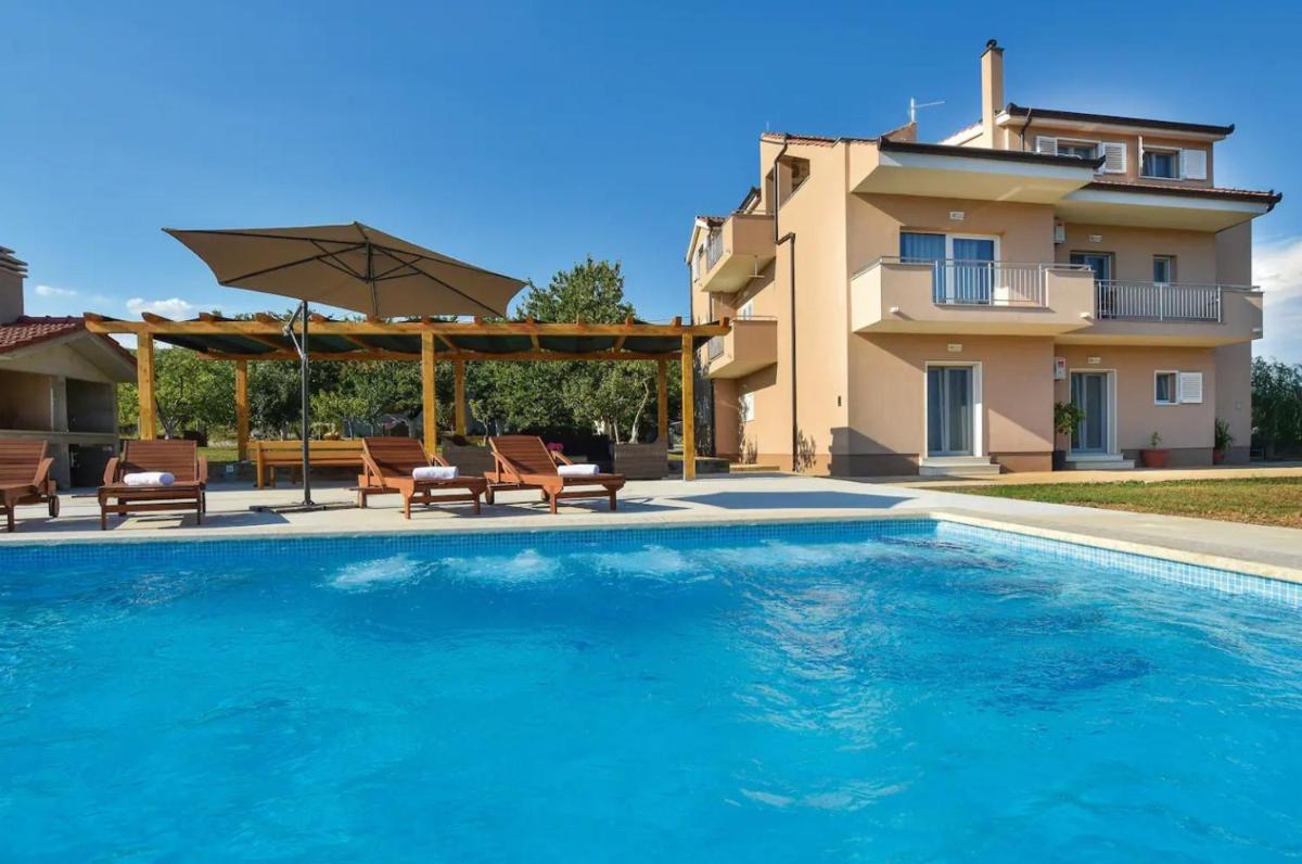 Holiday house with a swimming pool Dugopolje, Zagora - 19033 - Housity