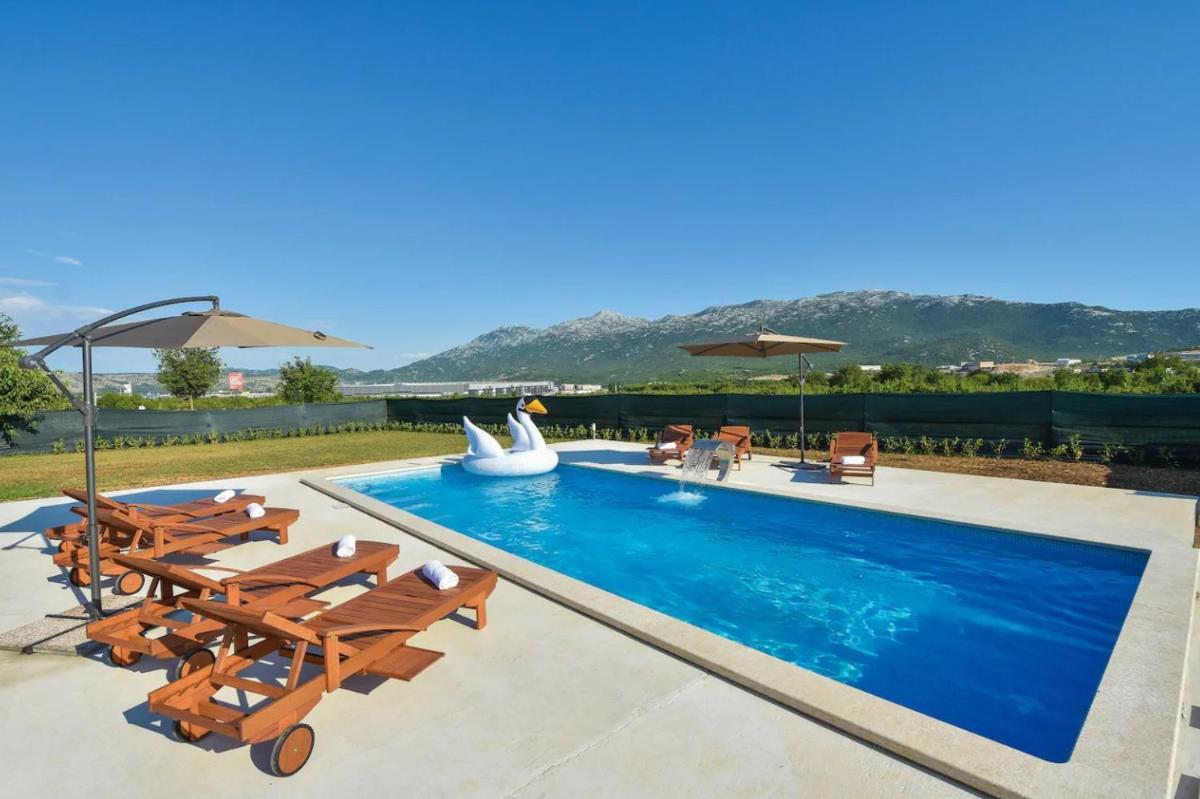 Holiday house with a swimming pool Dugopolje, Zagora - 19033 - Housity