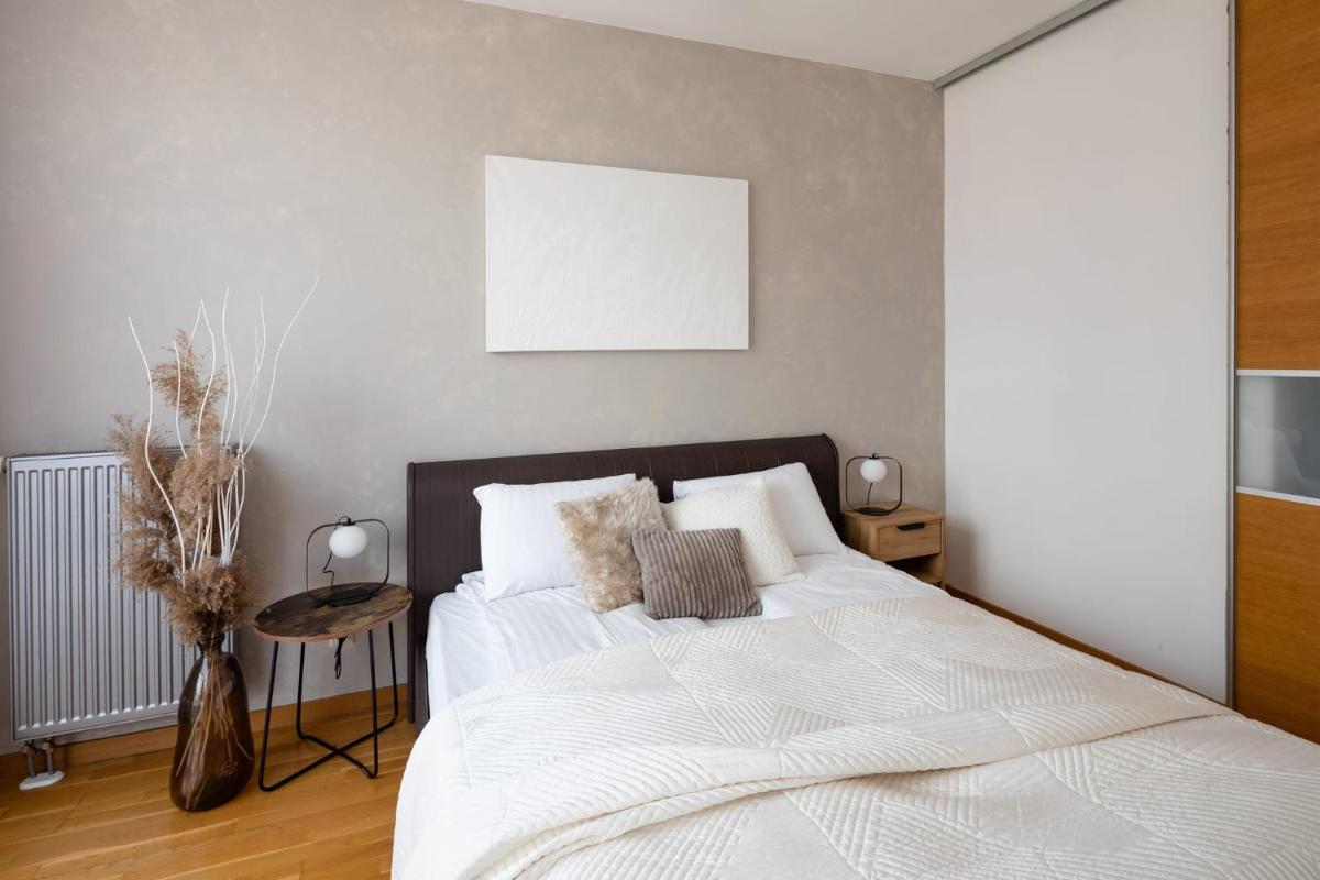 Ziedondarza Park One Bedroom Apartment with Balcony - Housity