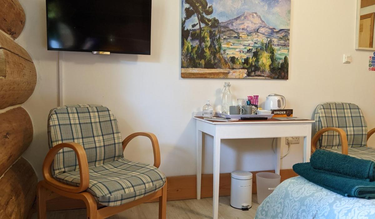 Owl Lodge Bed & Breakfast - Housity