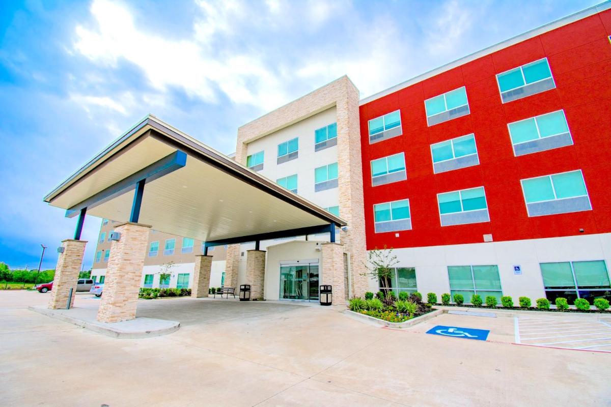 Holiday Inn Express & Suites - Houston IAH - Beltway 8, an IHG Hotel - Housity