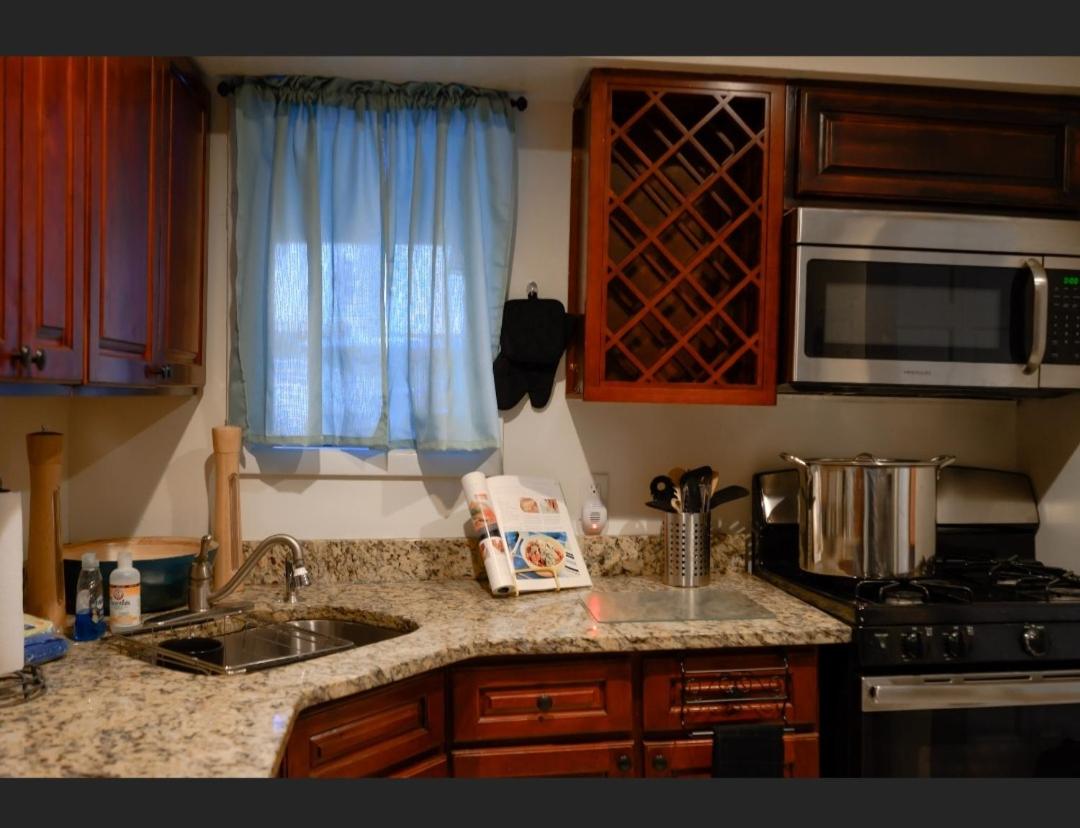 GREAT 2 bedroom Condo,FREE parking,easy commute. - Housity