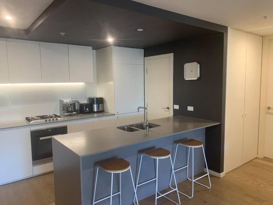 Rooftop infinity pool - St Kilda luxury - Housity