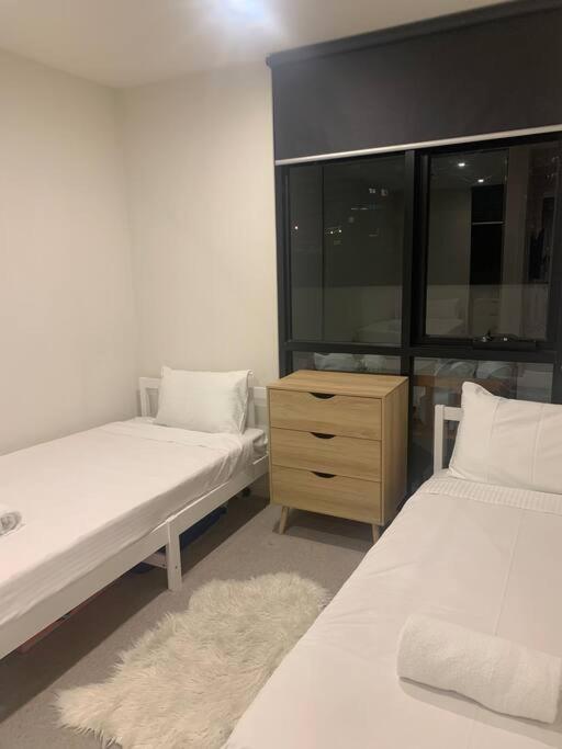 Rooftop infinity pool - St Kilda luxury - Housity