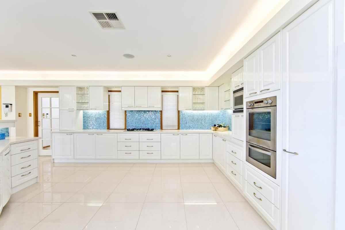 One Mile Mansion - Private Coastal Retreat - Housity