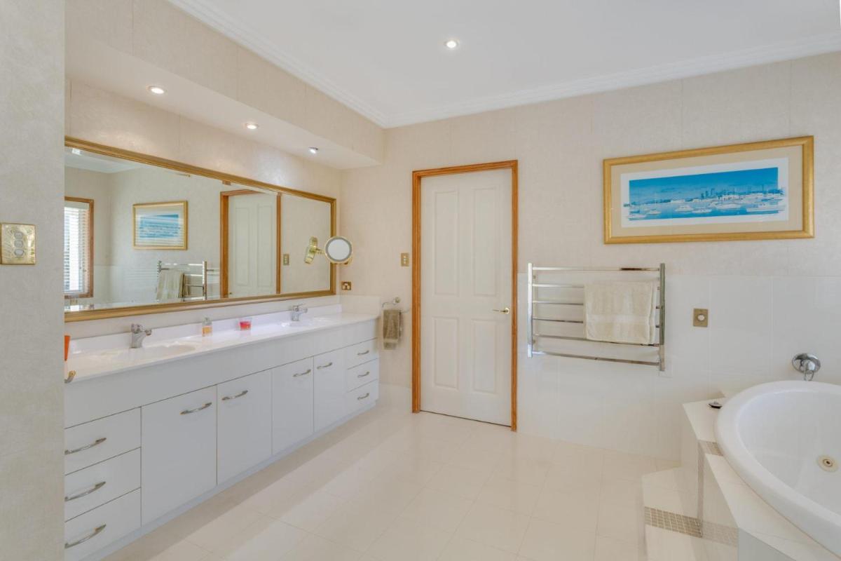 One Mile Mansion - Private Coastal Retreat - Housity