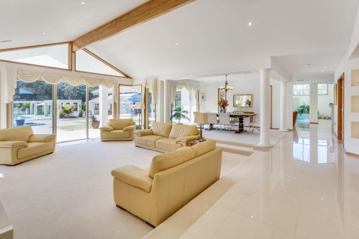 One Mile Mansion - Private Coastal Retreat - Housity