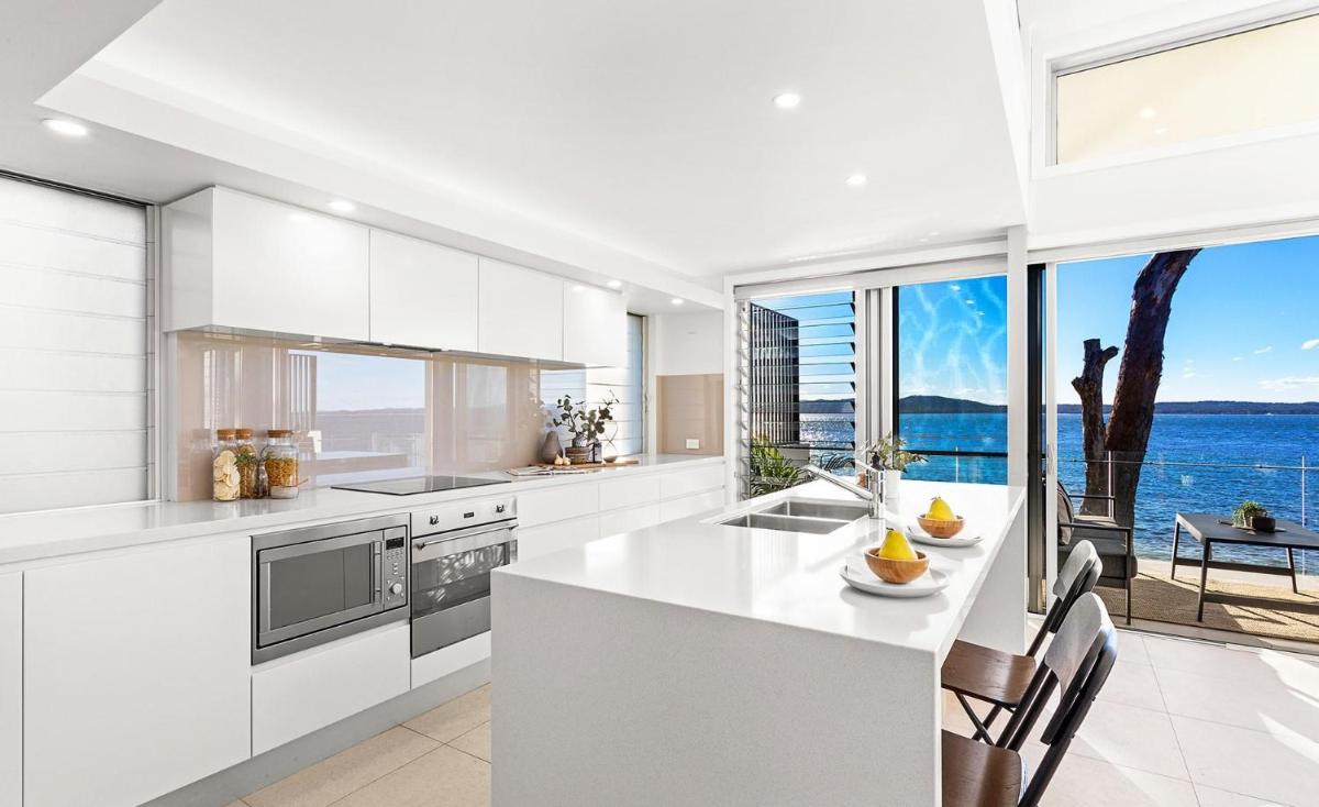 Baydream on the Beach - With Breathtaking Water Views - Housity