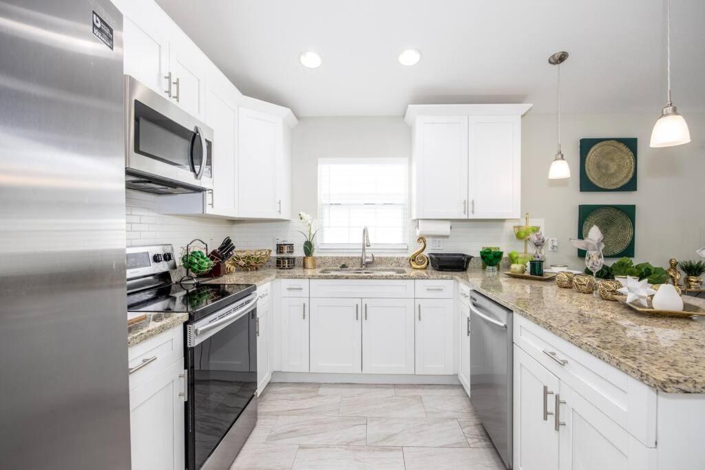 Modern Luxury Home Located in Tampa! - Housity