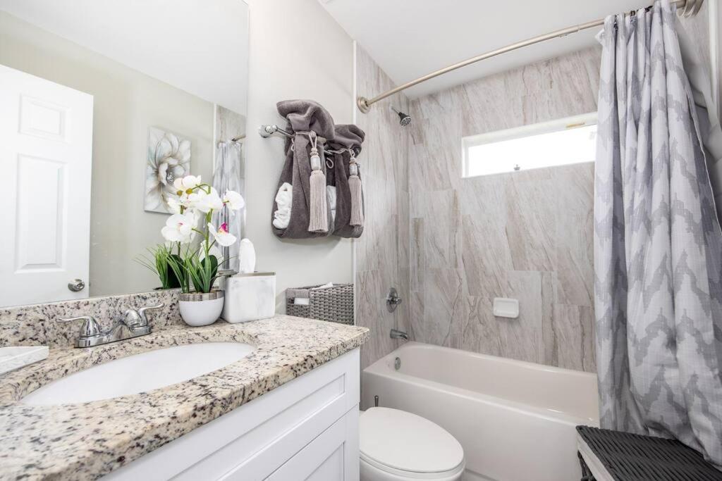 Modern Luxury Home Located in Tampa! - Housity
