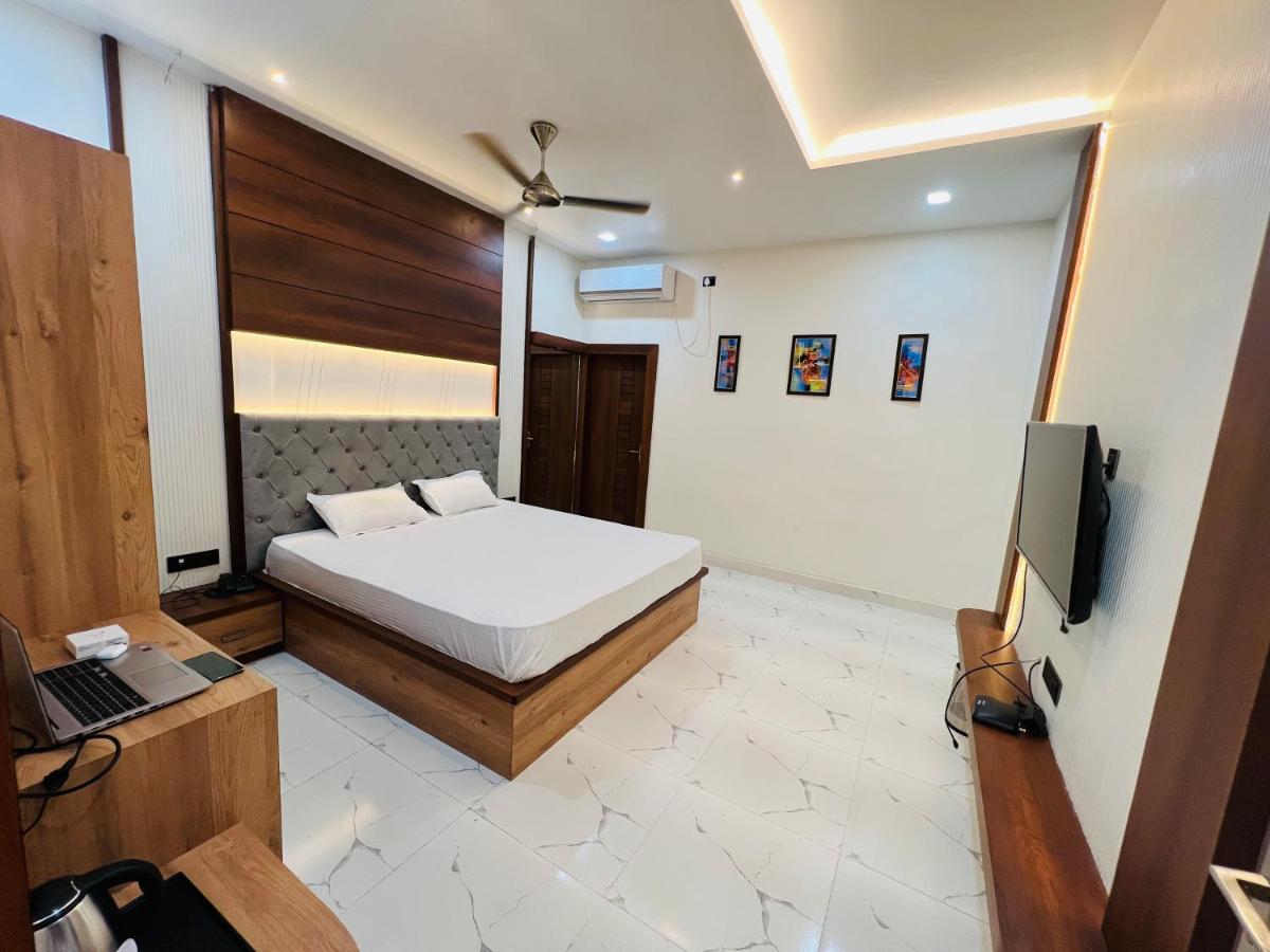 Saini Hotel - Housity