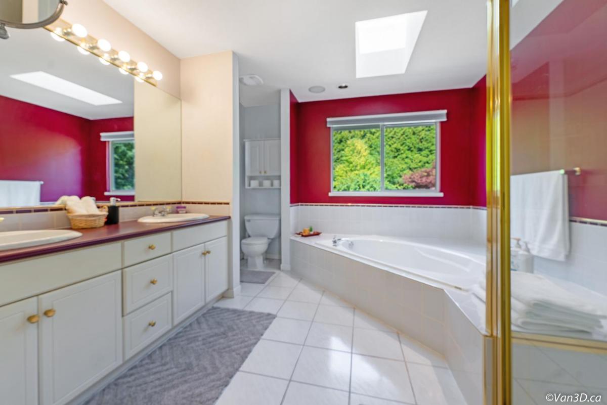 Large vacation home! 3 level 8 beds - Housity
