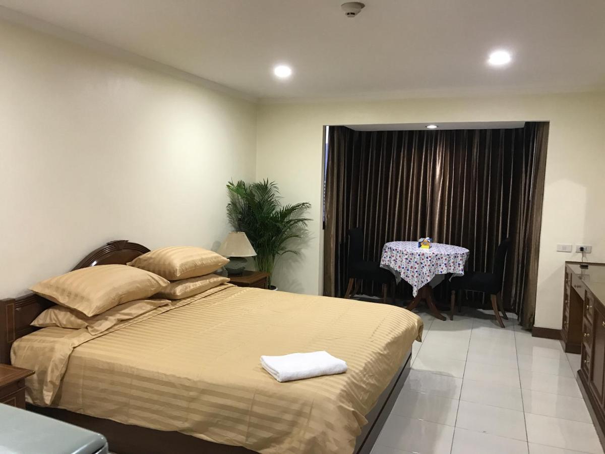 Omnitower pool view cozy apartment - Housity