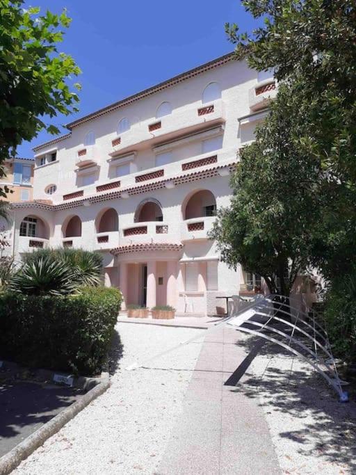 BANDOL: ÉLÉGANT et COSY 2 PIÈCES, PROCHE VILLE et PLAGE - Housity