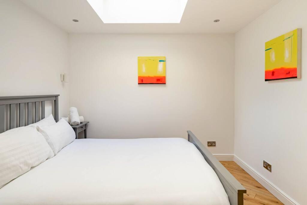 Central, Bright 2 Bed Flat - Pool & Sauna - Housity