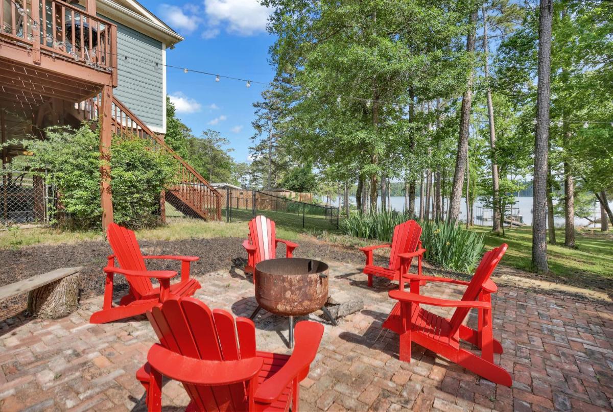 Luxury Lakefront Cottage, Clarks Hill Lake with deep water dock year round - Housity