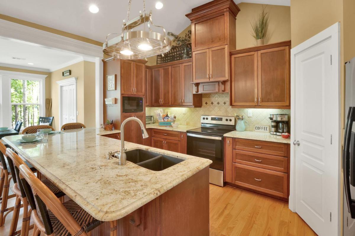 Luxury Lakefront Cottage, Clarks Hill Lake with deep water dock year round - Housity