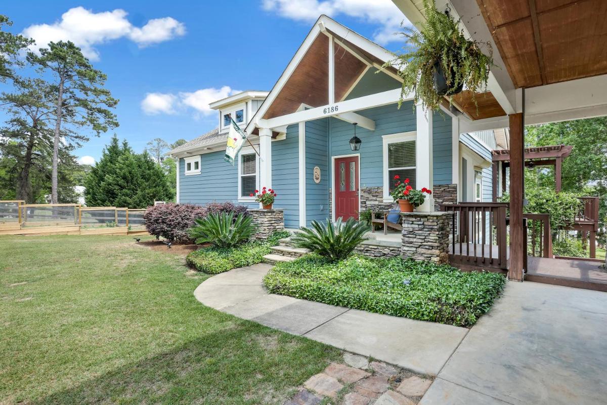 Luxury Lakefront Cottage, Clarks Hill Lake with deep water dock year round - Housity