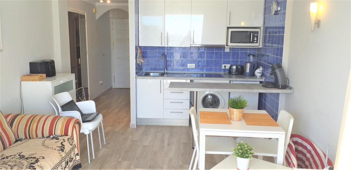 apartment with a large south-facing balcony, sea view and WIFI in Las Americas center - Housity