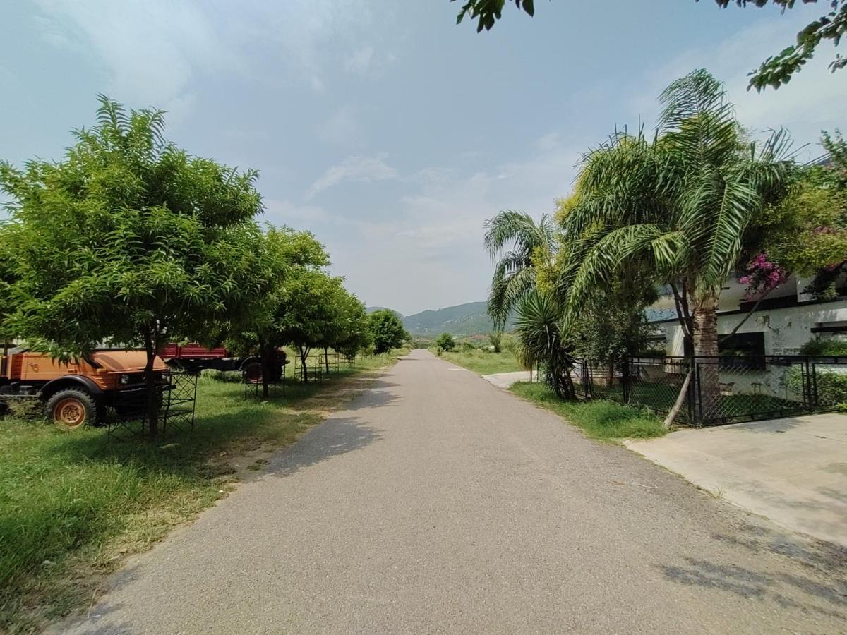 Fully furnished 3 bed portion with private entrance & security - Housity