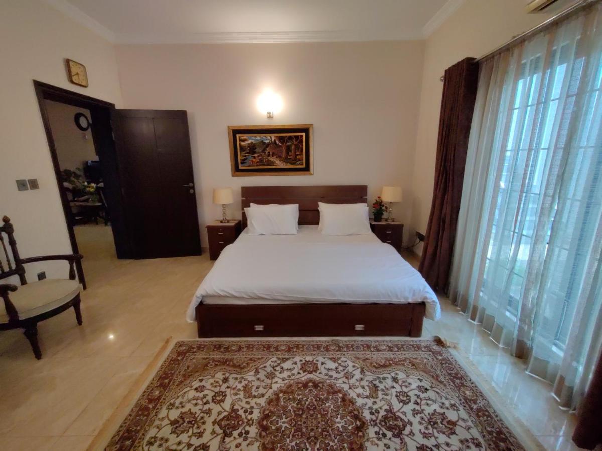 Fully furnished 3 bed portion with private entrance & security - Housity