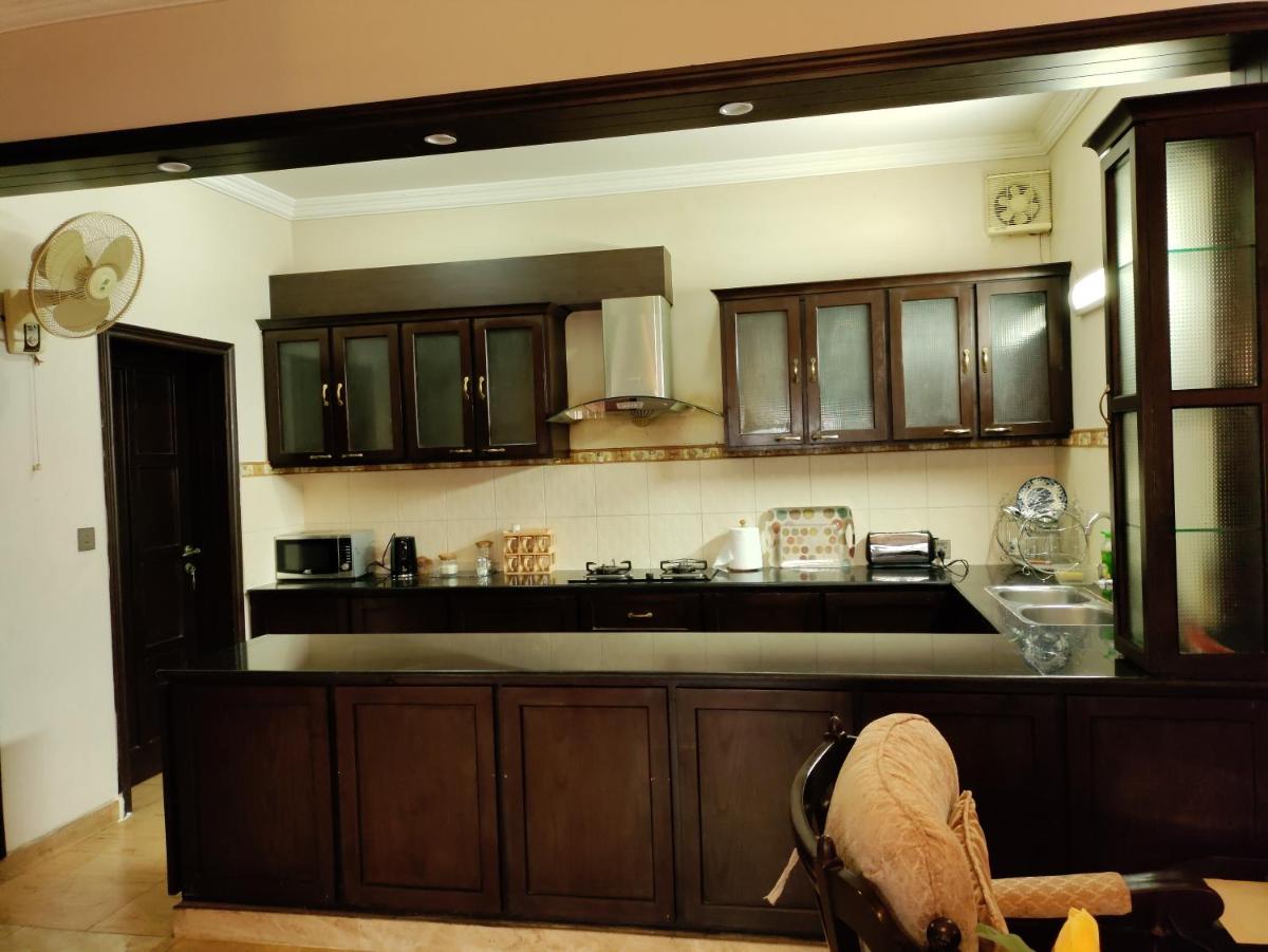 Fully furnished 3 bed portion with private entrance & security - Housity