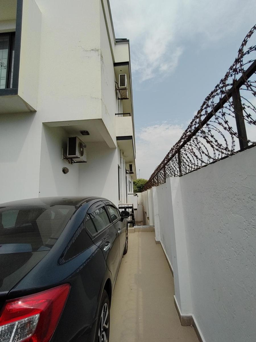 Fully furnished 3 bed portion with private entrance & security - Housity