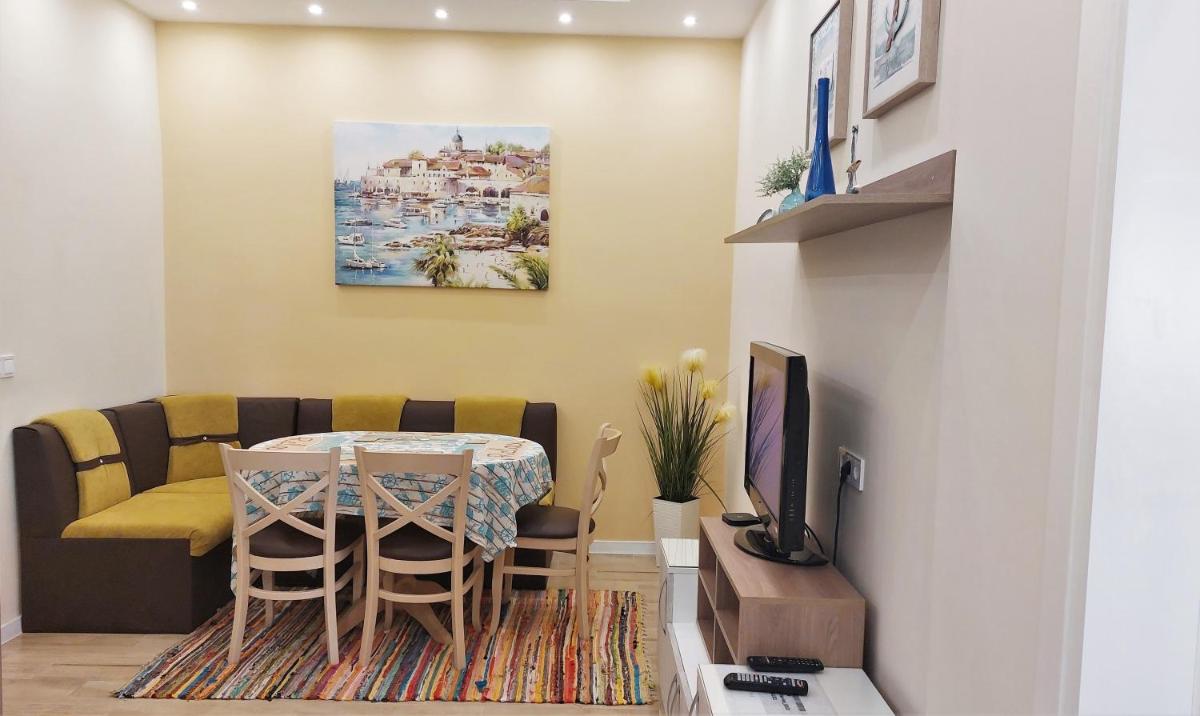 Апартамент Pink & Blue - 2BDR with Balcony - Wi-Fi - Housity