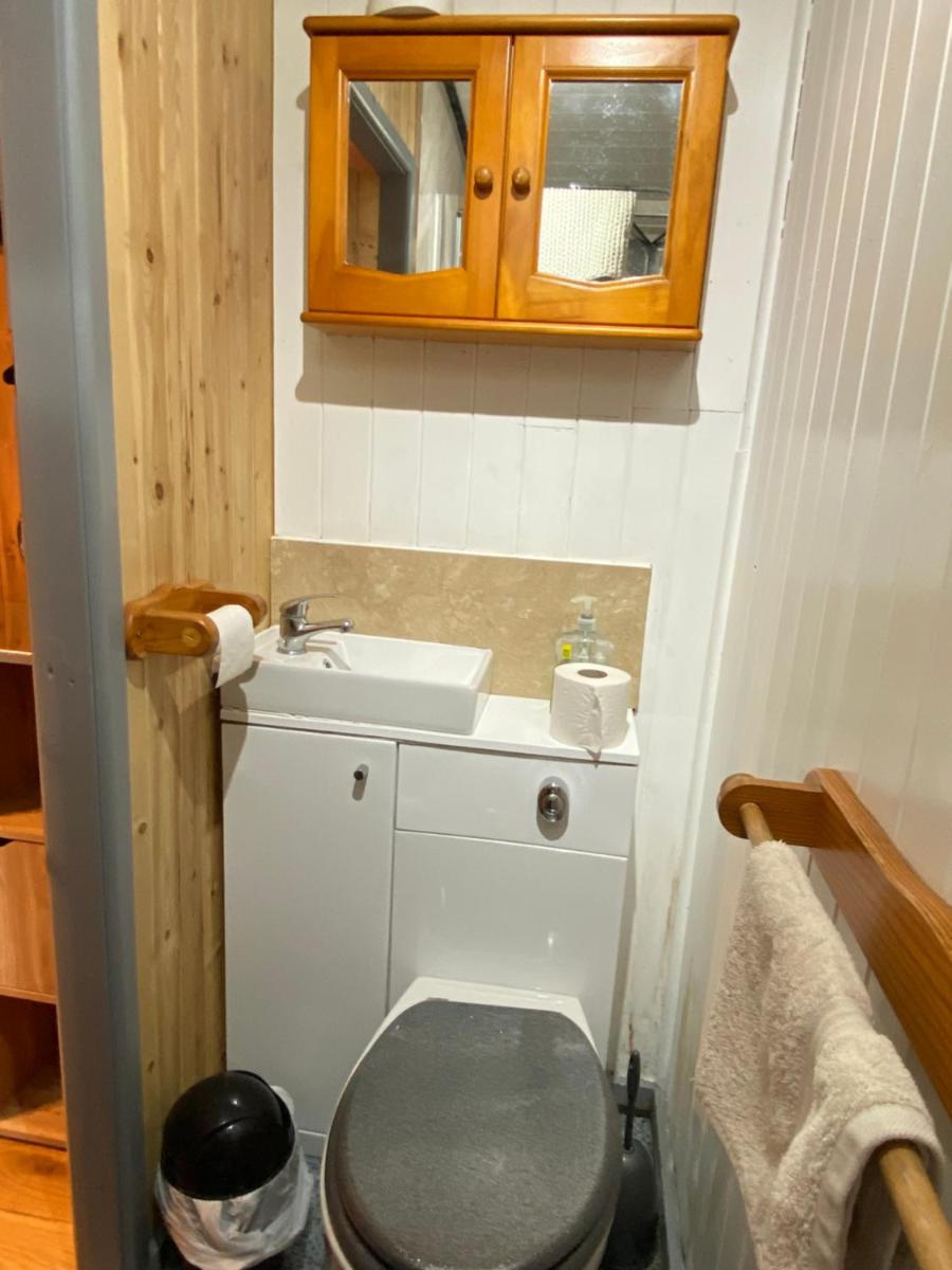 Luxury Railway carriage with own private hot tub - Housity