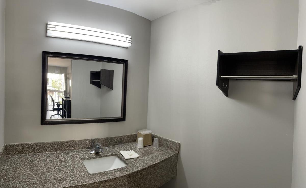 Griffin Inn & Suites - Housity