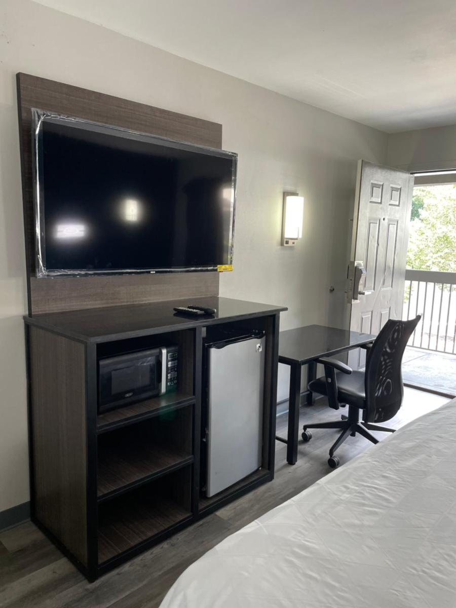 Griffin Inn & Suites - Housity