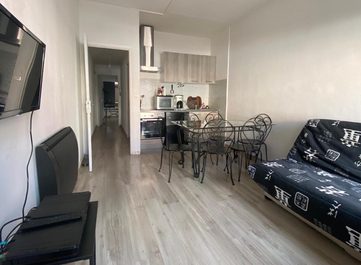 Cœur de ville au 1er 66M2, vu sur la place - Housity