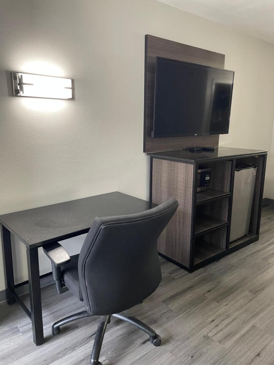 Griffin Inn & Suites - Housity