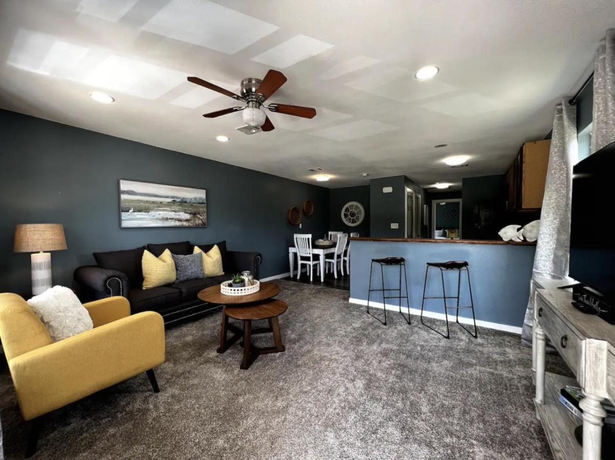 Powderly Palms - Housity