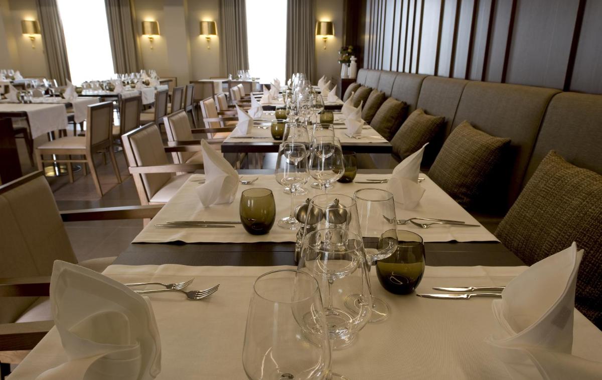 Um restaurante ou outro lugar para comer em Hotel Villa Batalha