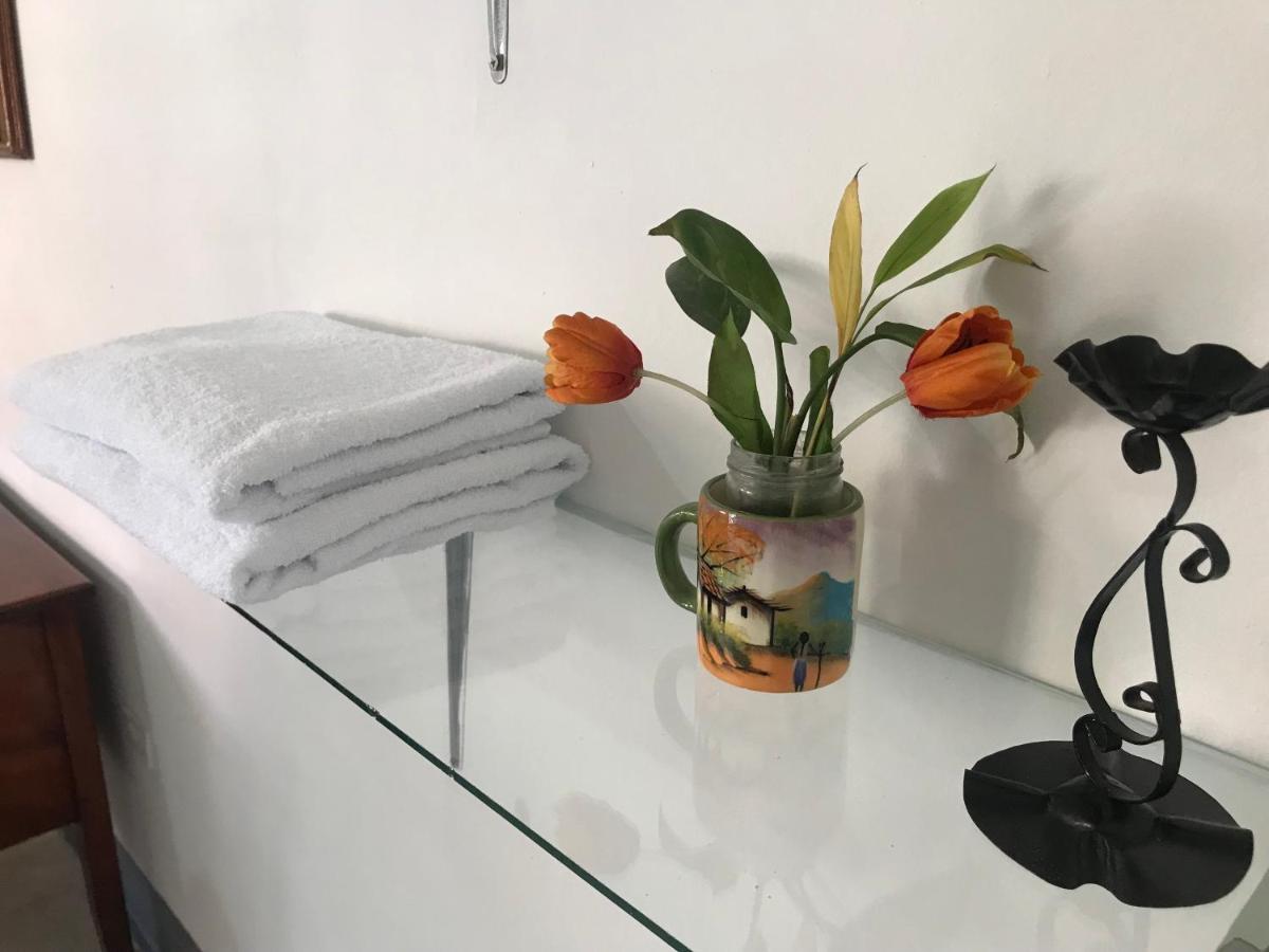 El Callejon Guest House - Housity