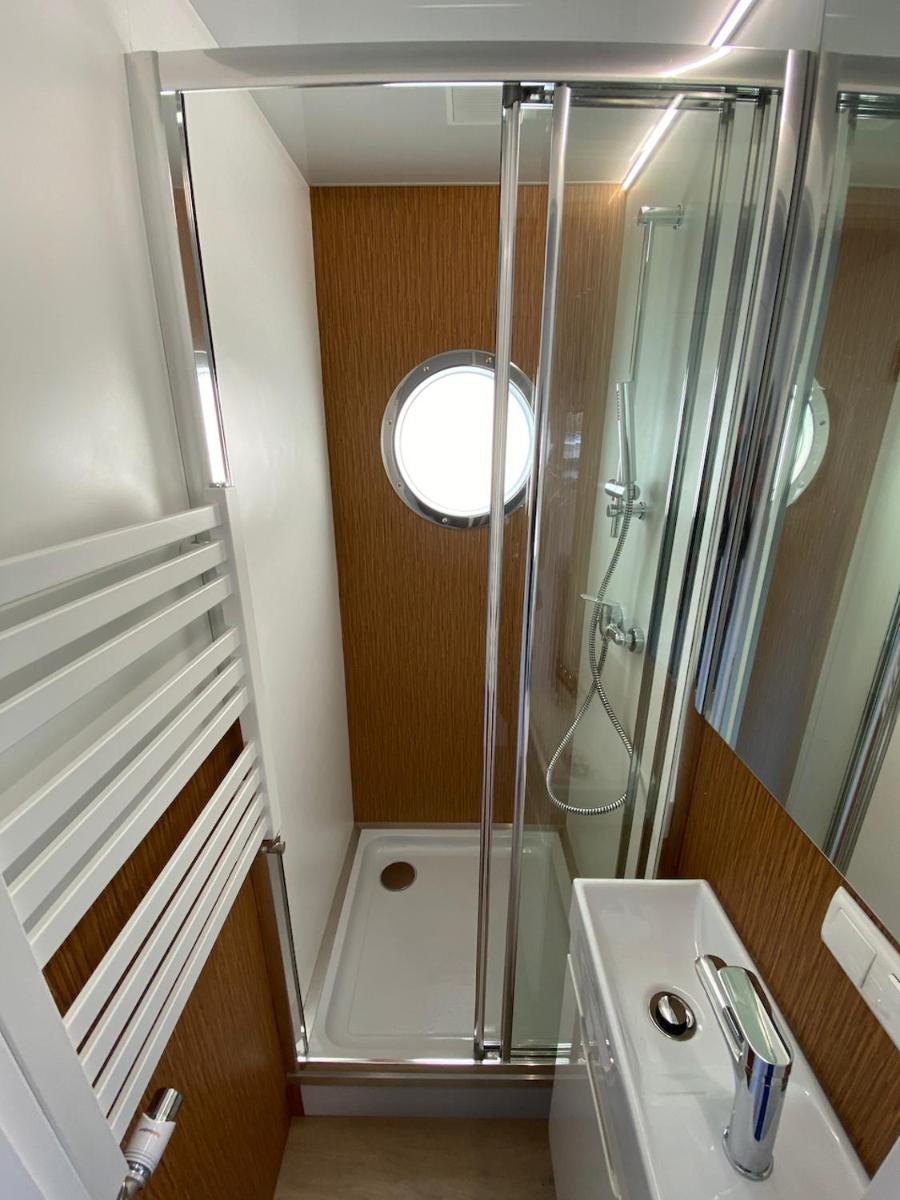 The River Thames Houseboat near Oxford - Housity