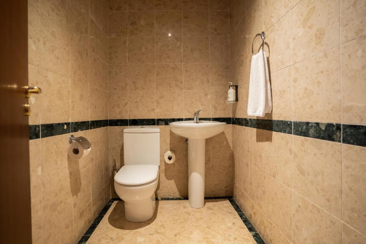 Uma casa de banho em Gaia Residence