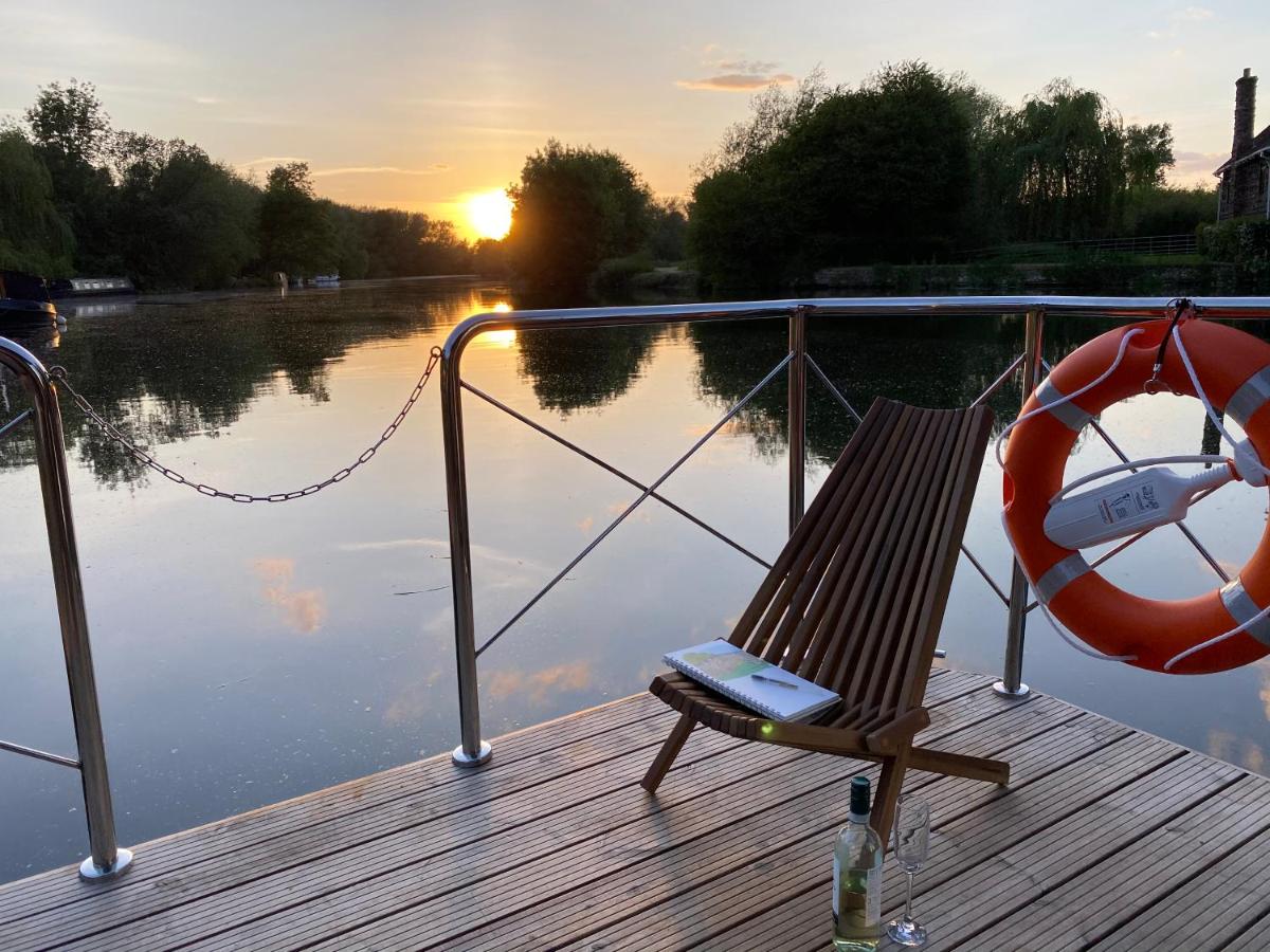 The River Thames Houseboat near Oxford - Housity