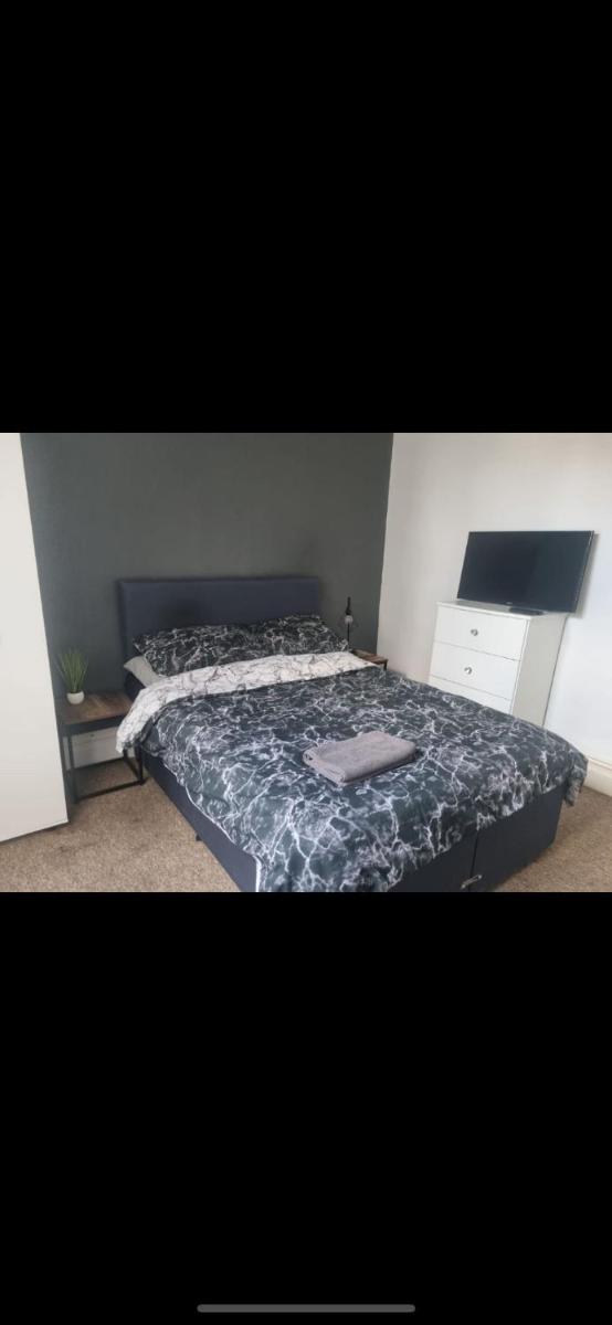 Large 2 Bedroom Apartment Off Road Parking - Housity