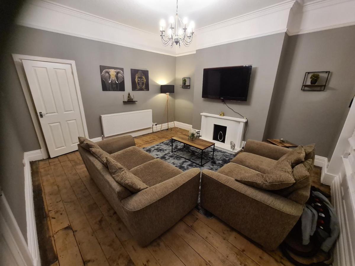 Large 2 Bedroom Apartment Off Road Parking - Housity