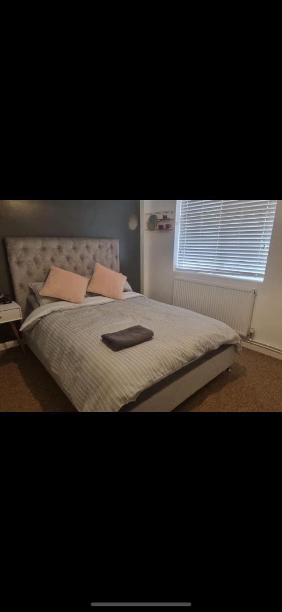 Large 2 Bedroom Apartment Off Road Parking - Housity